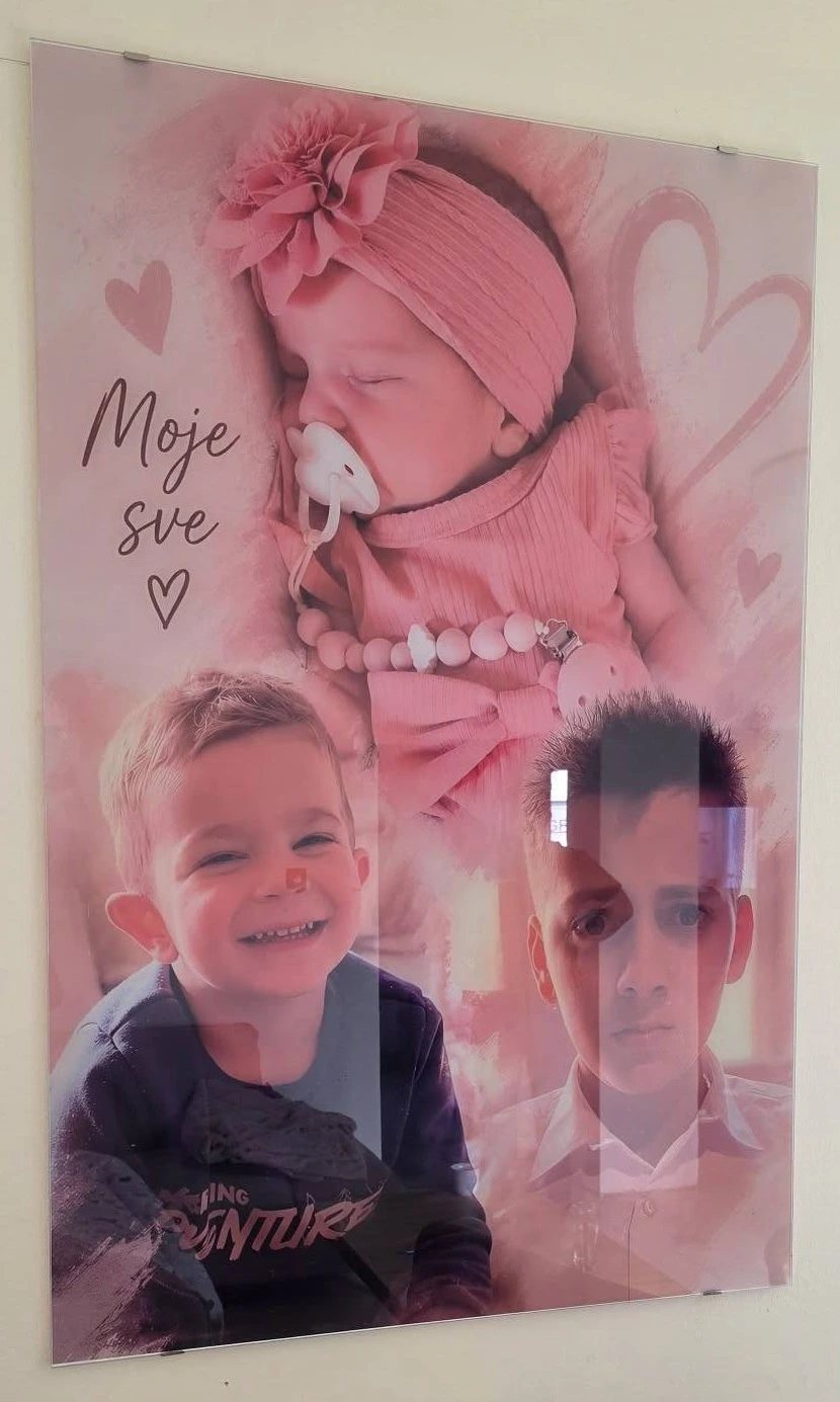 Obiteljski kolaž na staklu
